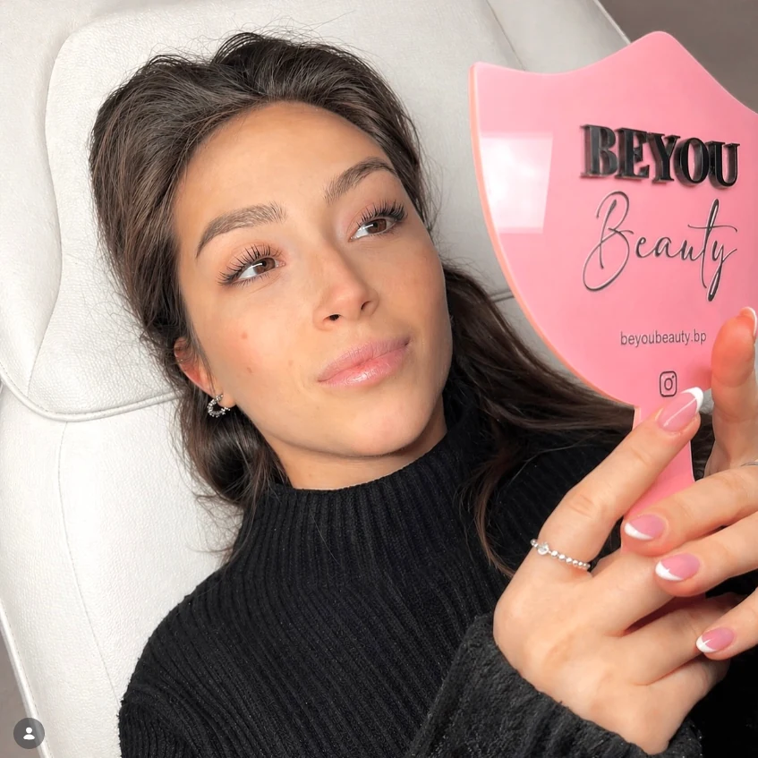 BeYou Beauty szalon, rózsaszín kézitükörrel
